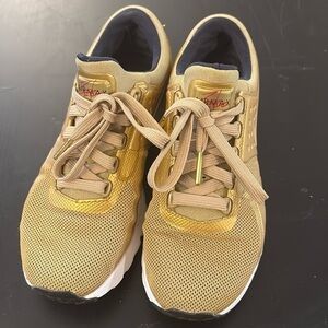 Nike Sneakers - Size 6
Used
Gold